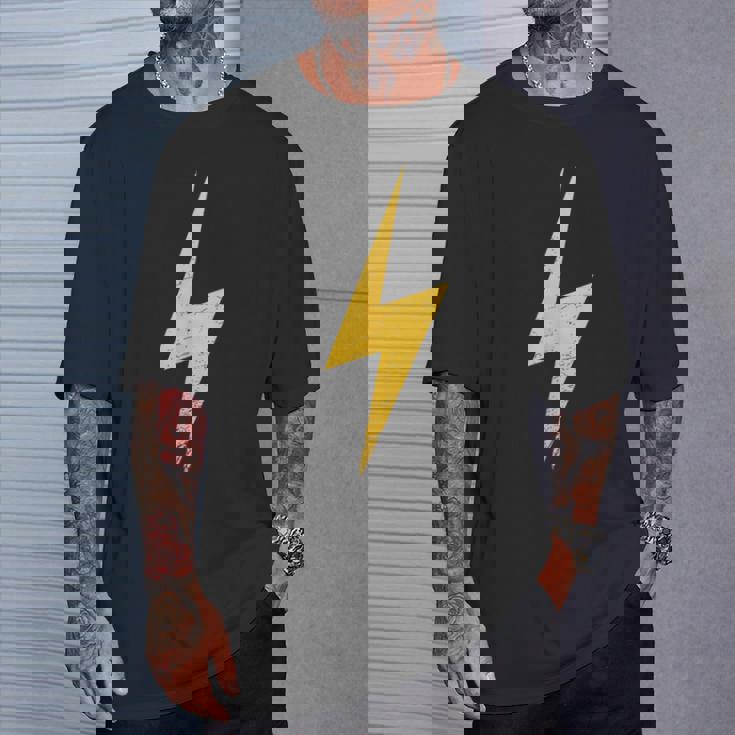 ライトニングボルトグランジを使用したミニマリストデザイン。 Tシャツ 彼への贈り物