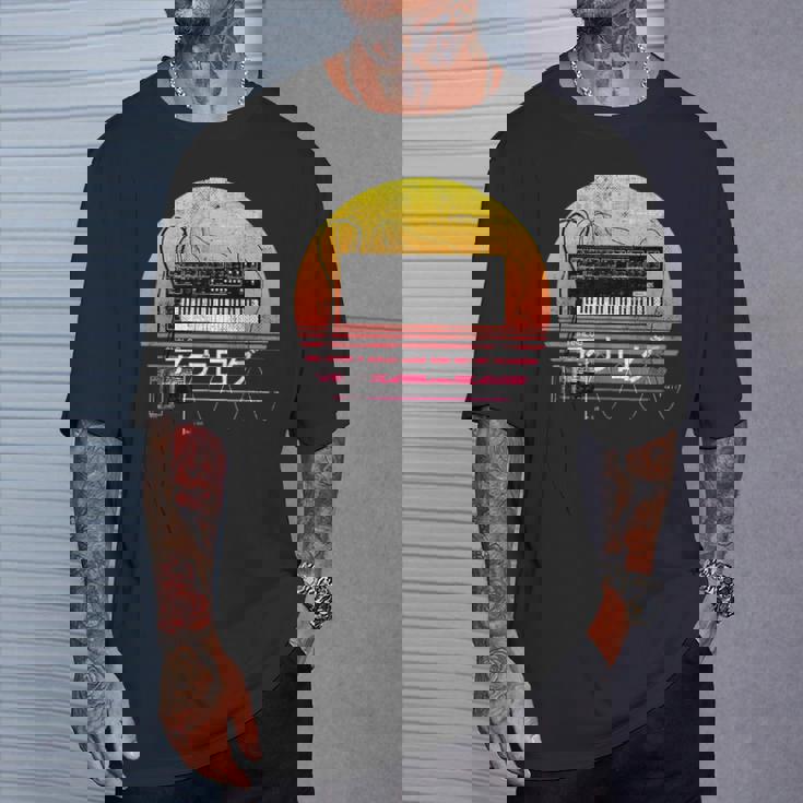 レトロ 80年代 日本風 シンスウェーブ アナログシンセサイザー Tシャツ 彼への贈り物