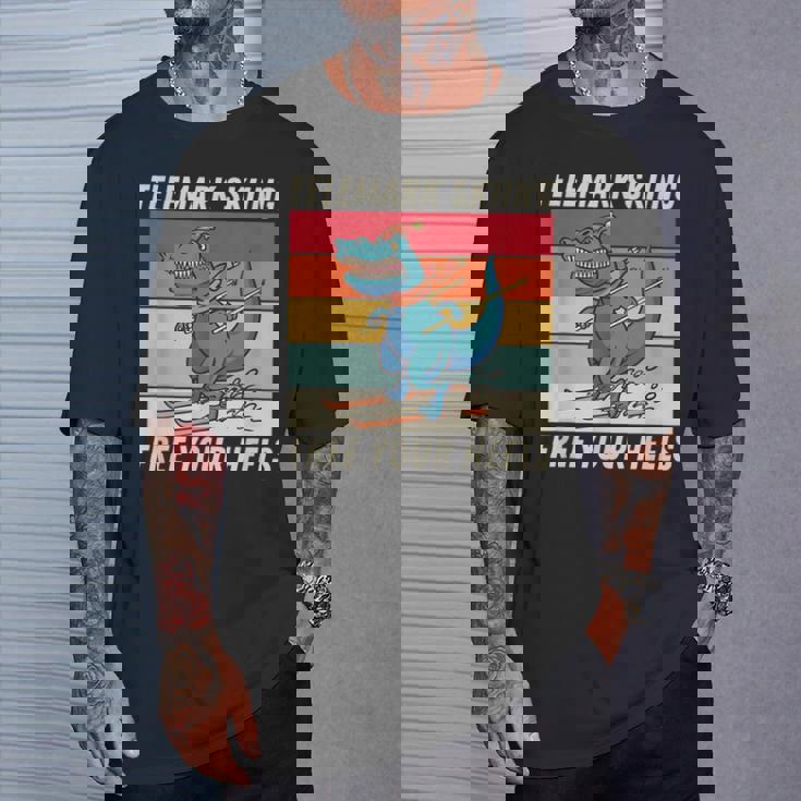 レトロ かわいい 漫画 恐竜 スキーヤー テレマーク スキー Tシャツ 彼への贈り物