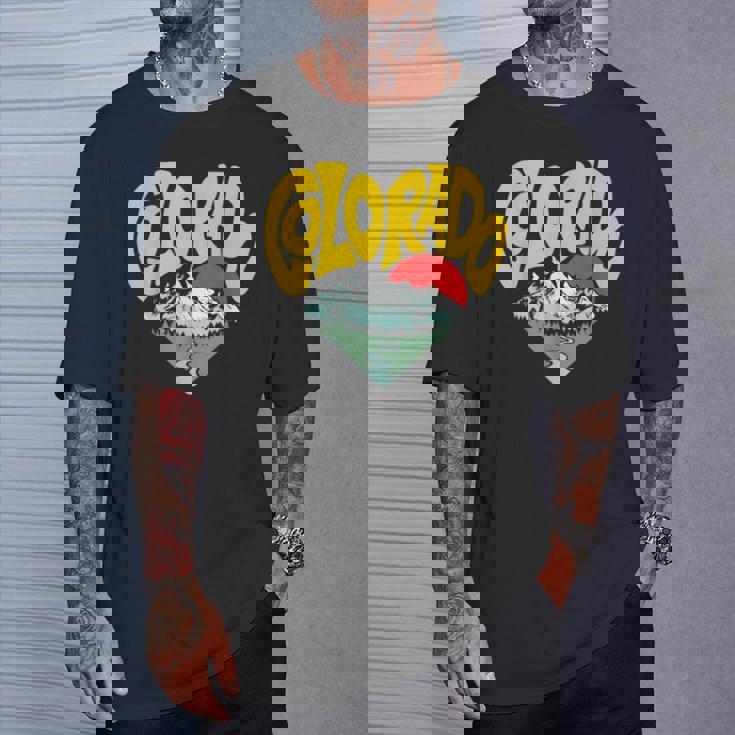 レトロ コロラド州 アウトドア 自然 恋人 ハート 山脈 グラフィック Tシャツ 彼への贈り物