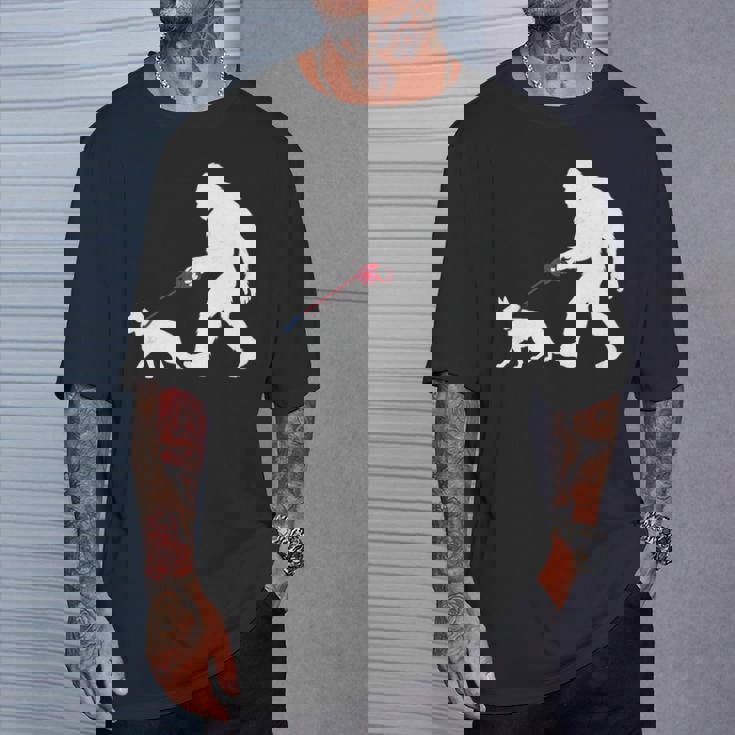 レトロ ビッグフット ウォーキング ジャーマンシェパード 犬 おもしろい サスカッチ 長袖tシャツ Tシャツ 彼への贈り物