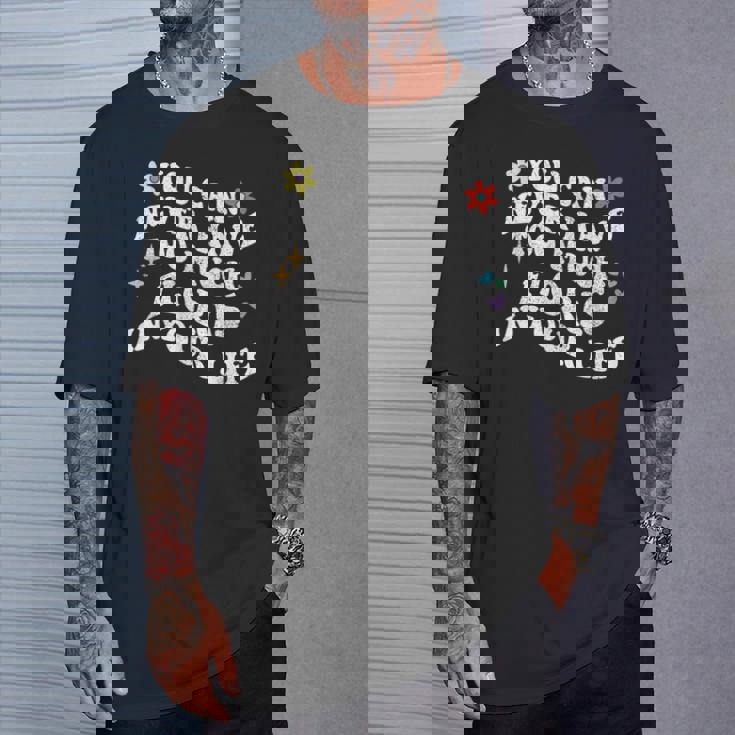 レトログルーヴィー。人生でフローリスが多すぎることはありません。 Tシャツ 彼への贈り物