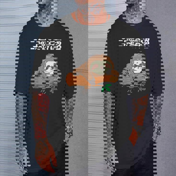 二度寝常習犯 ナマケモノ ギャグ ジョーク お笑い 動物好き おもしろ ネタ Tシャツ 彼への贈り物