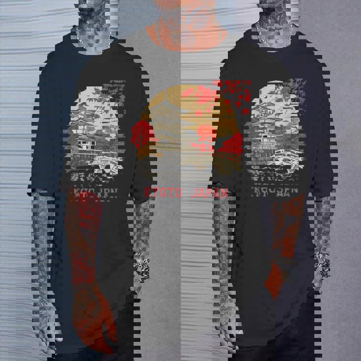 京都 日本 パゴダ 秋 風景 アート お土産 Tシャツ 彼への贈り物