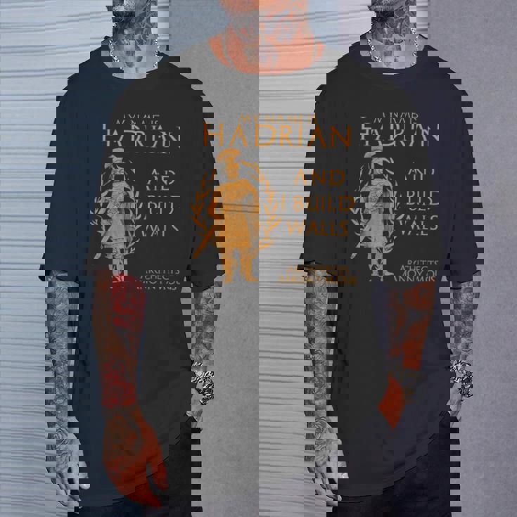 古代ローマ 皇帝ハドリアヌス 建築家 匿名 面白い Tシャツ 彼への贈り物