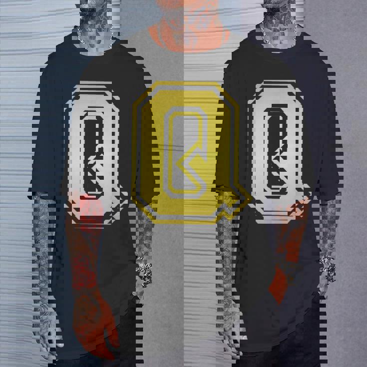 大文字 Q プリントされた明るいスタイルのデザイン。 Tシャツ 彼への贈り物