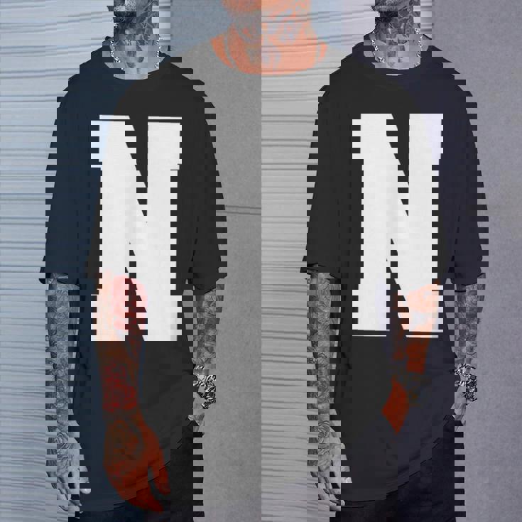 大文字nアルファベットモノグラムイニシャル Tシャツ 彼への贈り物