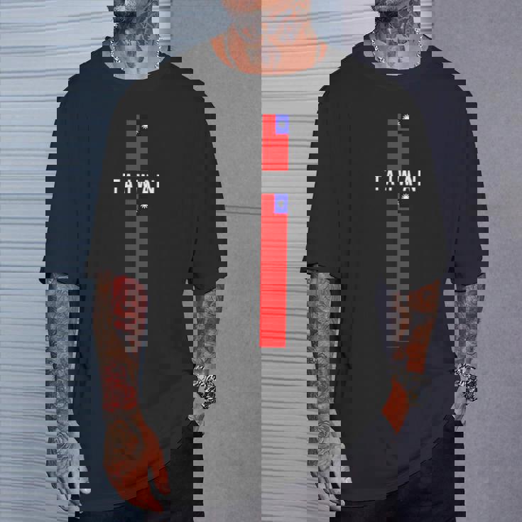 大文字で「Taiwan」の文字が入った縦型台湾国旗 Tシャツ 彼への贈り物