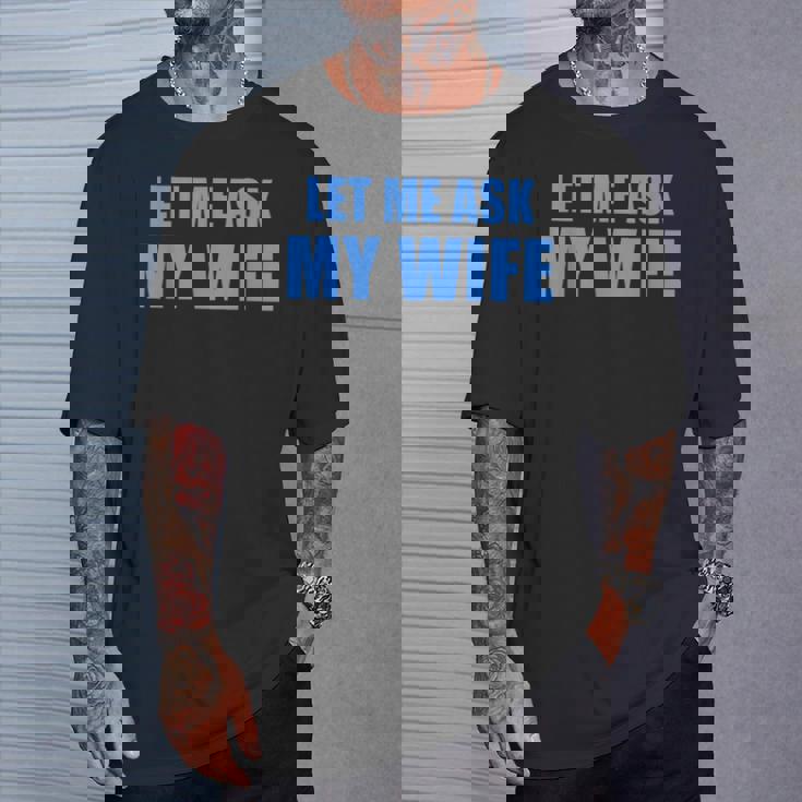 妻に聞いてみよう—彼女は面白い結婚ジョークを言わなかった Tシャツ 彼への贈り物