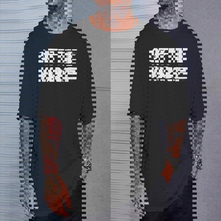 婚約者や既婚者のためのオフザマーケットtシャツ Tシャツ 彼への贈り物