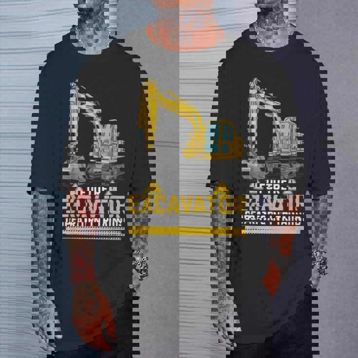 将来の掘削機オペレーターが重機ファンのトレーニングに参加。 Tシャツ 彼への贈り物