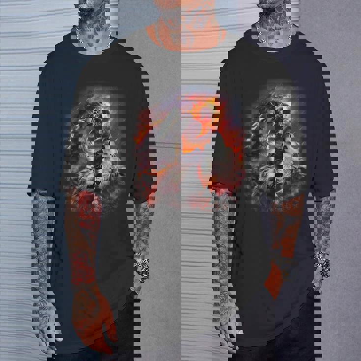 小惑星衝突月の下で燃える森で吠えるオオカミ Tシャツ 彼への贈り物