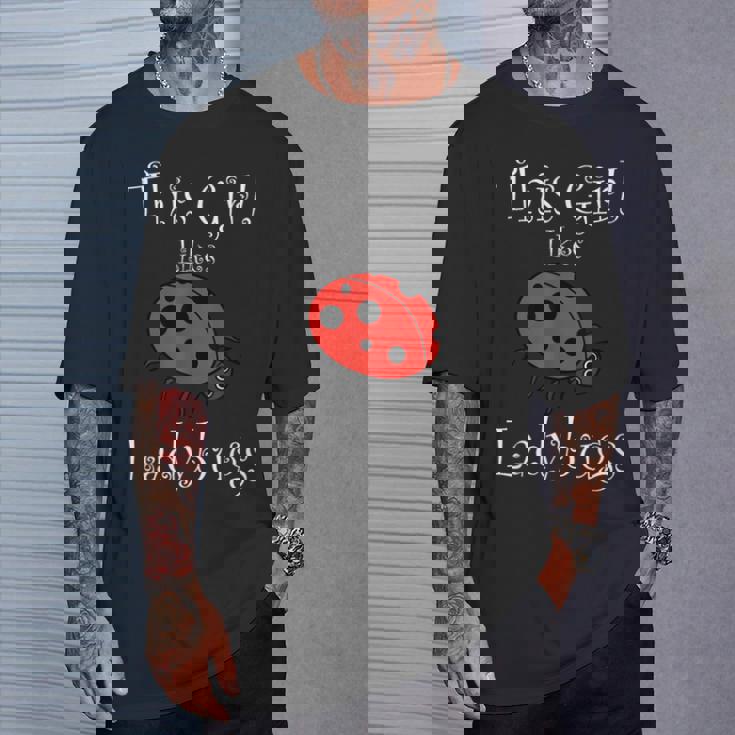 少女はてんとう虫が好き 野生動物 おもしろてんとう虫 Tシャツ 彼への贈り物