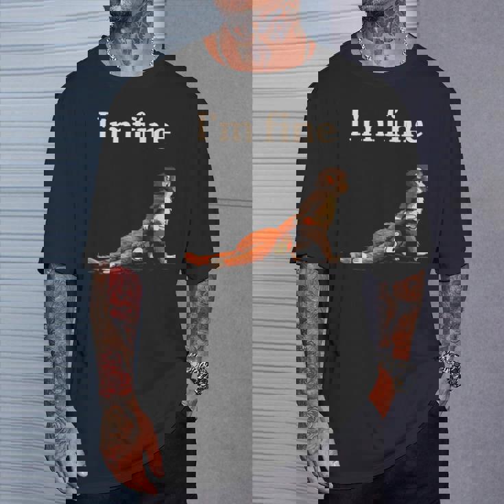 悲しい猿のパンチミームとオレンジのおもちゃで私は元気です Tシャツ 彼への贈り物