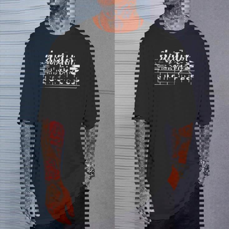 教育は成功への鍵 Tシャツ 彼への贈り物