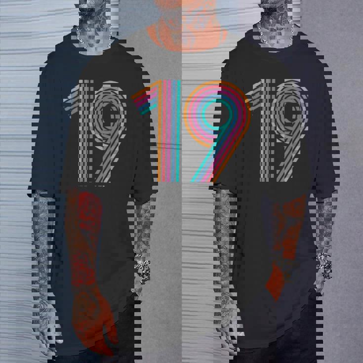 数字 19 19周年記念 19歳の誕生日 Tシャツ 彼への贈り物