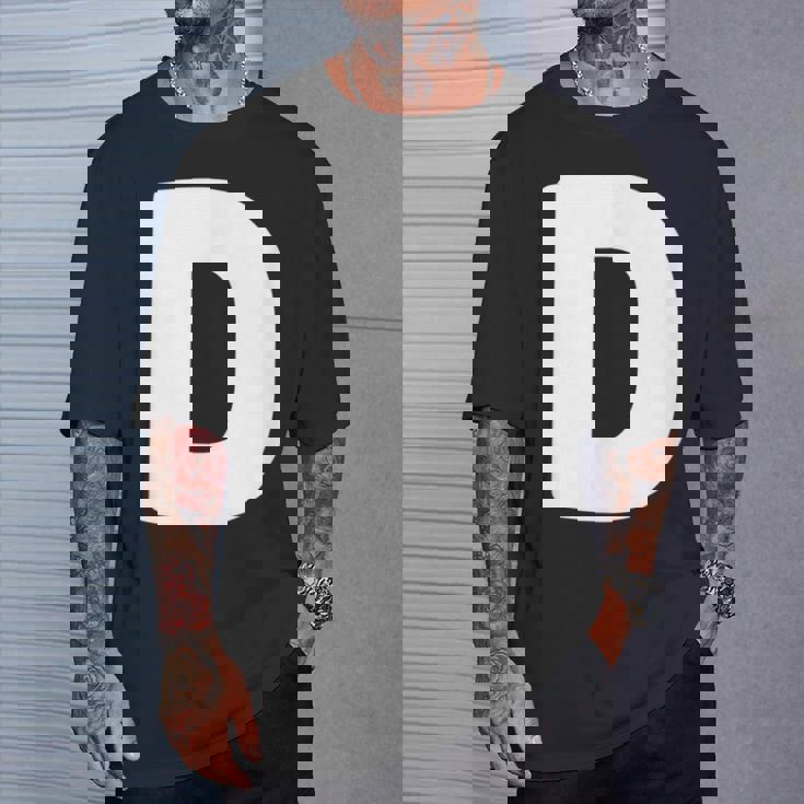 文字d 大文字 アルファベット モノグラム イニシャル Tシャツ 彼への贈り物