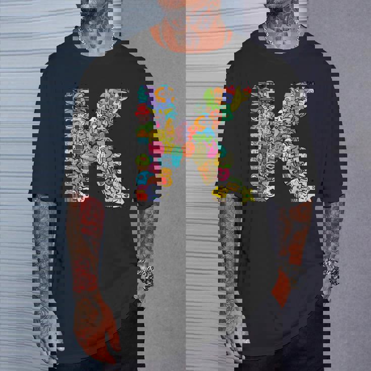 文字k Monsters アルファベットネーム イニシャル キュート モノグラム Tシャツ 彼への贈り物