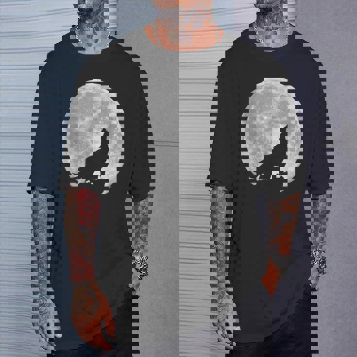 月に吠えるオオカミのシルエット。 Tシャツ 彼への贈り物