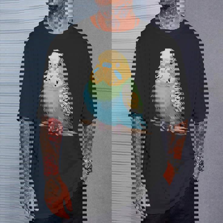 枝に腰掛けたチャーミングなセキセイインコ Tシャツ 彼への贈り物