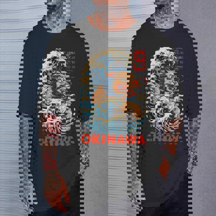 沖縄シーサー 日本漢字 ライオン レトロ アニメ 日本 お土産 Tシャツ 彼への贈り物