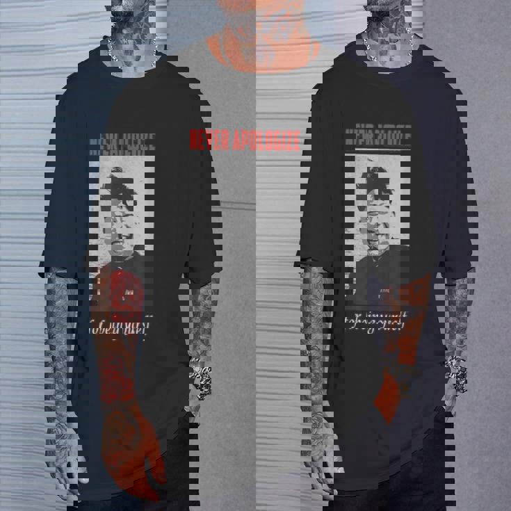 独裁者キム・ジョンウン・ティーは自分らしくいることを決して謝らない Tシャツ 彼への贈り物