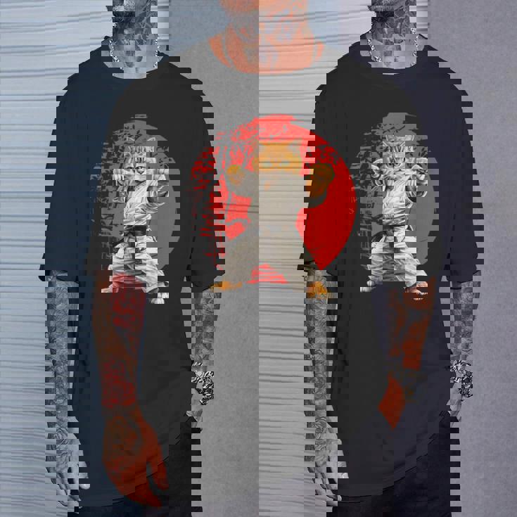 猫 空手 柔道 日本 日没 面白い 空手 猫 Tシャツ 彼への贈り物