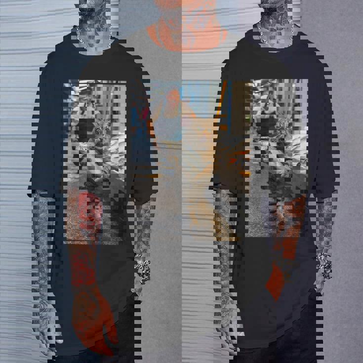 猫が魚市場を盗む冒険ファニーアートミーム Tシャツ 彼への贈り物