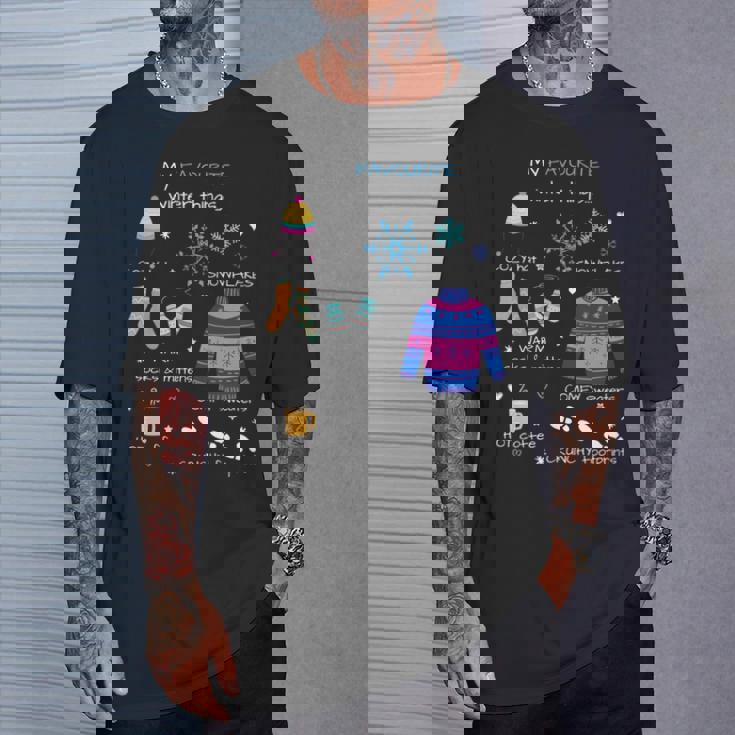 私のお気に入りの冬のものは、居心地の良い帽子、雪の結晶、ホットコーヒーです。 長袖tシャツ Tシャツ 彼への贈り物