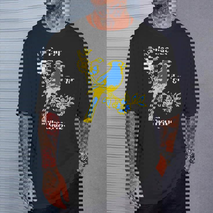 私はウクライナの旗と共に立つ ウクライナを支持する Tシャツ 彼への贈り物