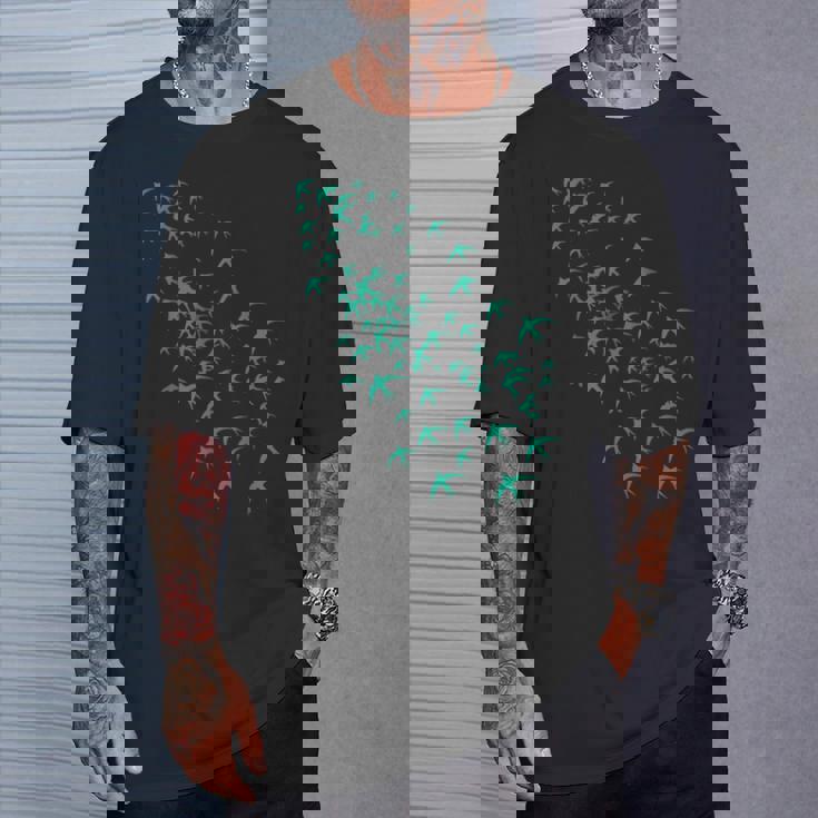 空と自然の鳥の群れ ツバメの空飛ぶ群れ Tシャツ 彼への贈り物