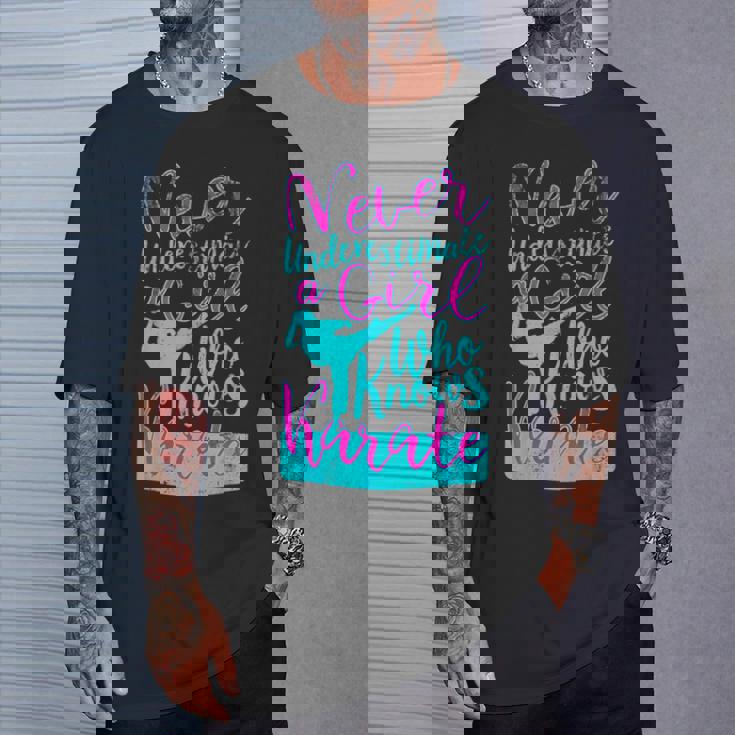 空手を知っている女の子を過小評価してはいけない面白い名言 Tシャツ 彼への贈り物