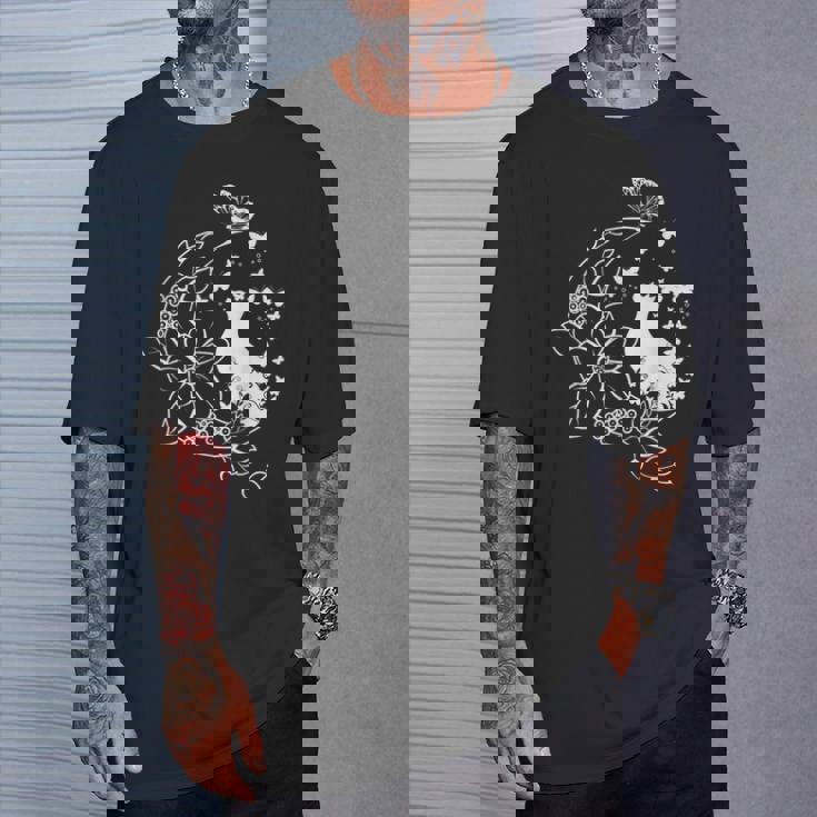 花柄の三日月と蝶を持った猫。 Tシャツ 彼への贈り物