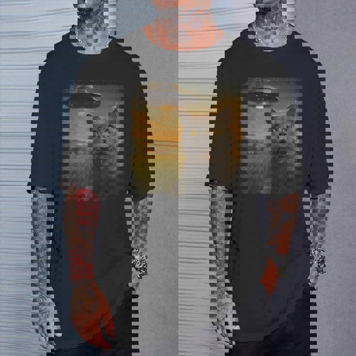 苦悩するブリティッシュショートヘアの猫 Ufo セルフィー 侵略 エイリアン Tシャツ 彼への贈り物