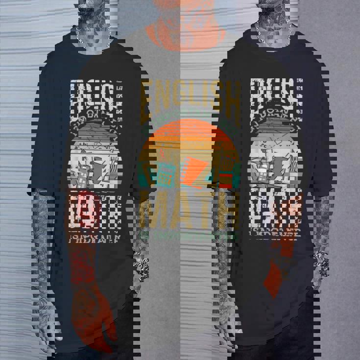 英語は大切だけど数学はもっと大事、数学ダジャレは面白い Tシャツ 彼への贈り物