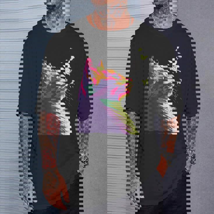 蝶と美しいカラフルな猫、パープル Tシャツ 彼への贈り物