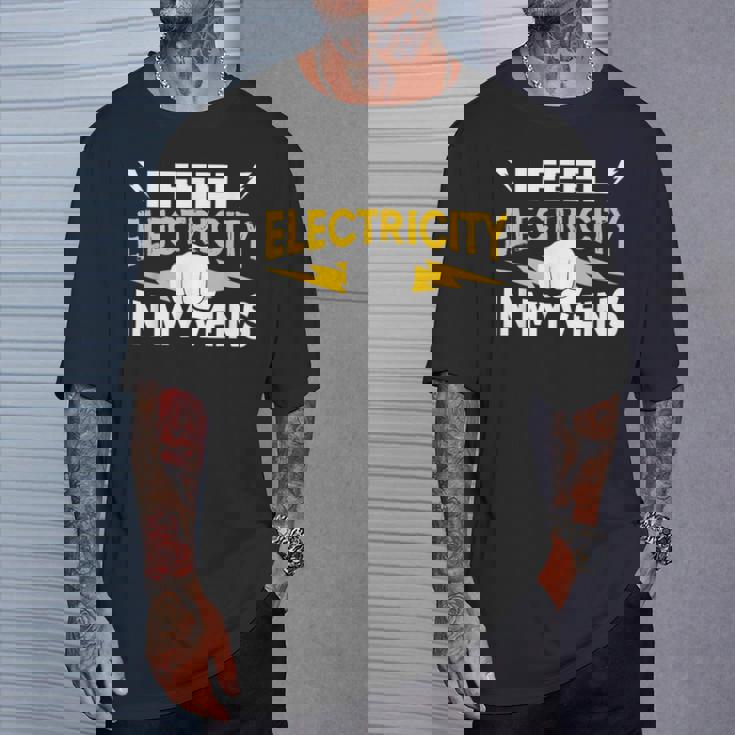 血管に電気を感じる 電気工事士 Tシャツ 彼への贈り物