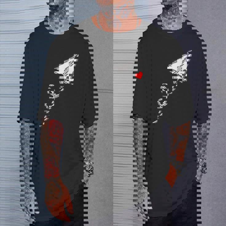 赤いハートの紙飛行機、紙飛行機のメッセージ Tシャツ 彼への贈り物