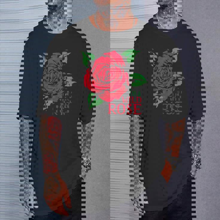 赤いバラとi'm A Wild Roseの花のデザイン Tシャツ 彼への贈り物