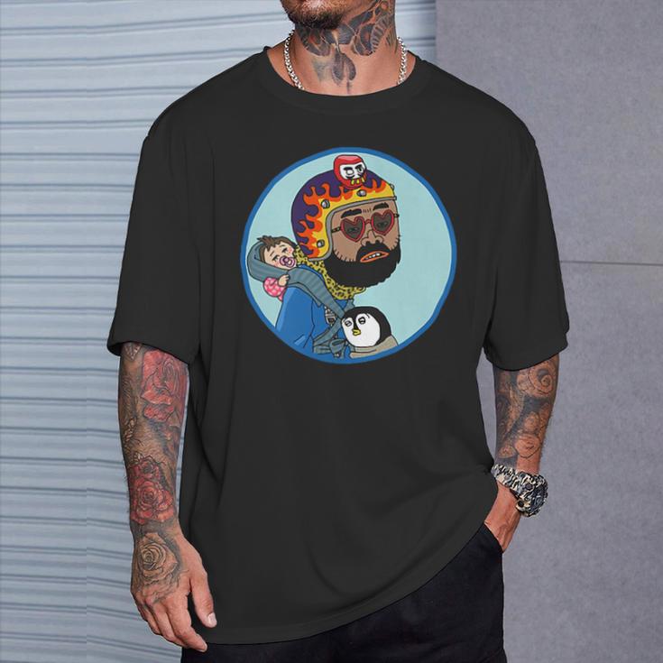 赤ちゃんをおんぶしたファンキー男 ハート型のサングラス ミニダルマ ヒゲ ファイヤーパターンのヘルメット Tシャツ 彼への贈り物