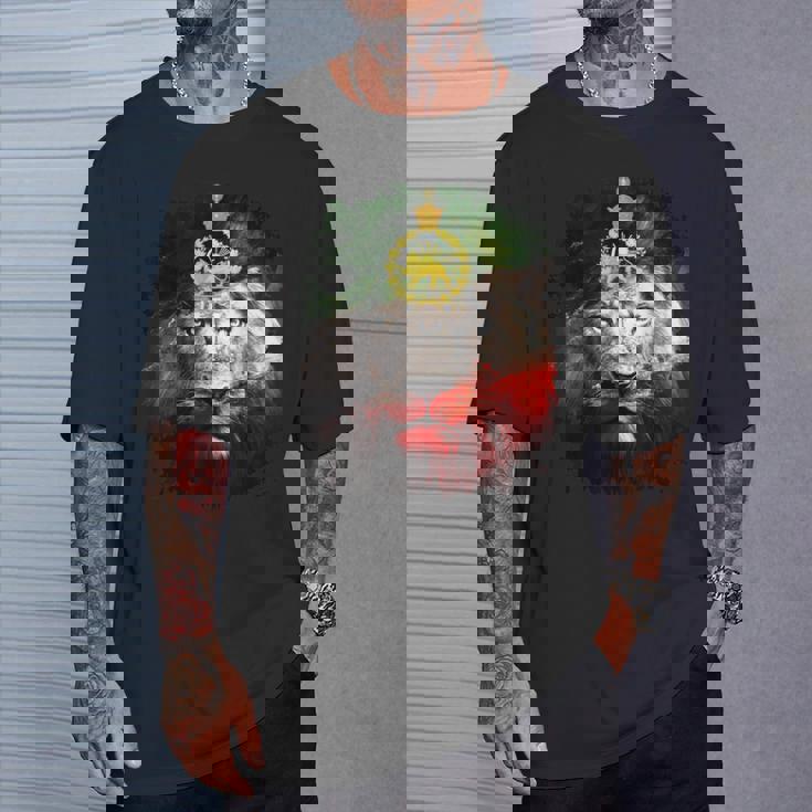 金色のライオンの頭が付いたイランの国旗。 Tシャツ 彼への贈り物