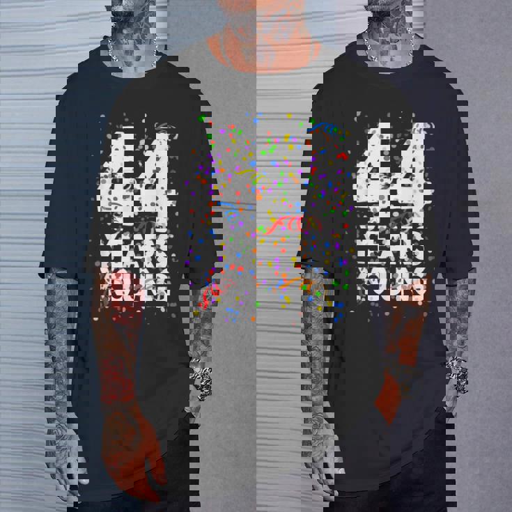 面白い44歳 若い44歳の誕生日おめでとうシャツ 男性用 女性用 Tシャツ 彼への贈り物