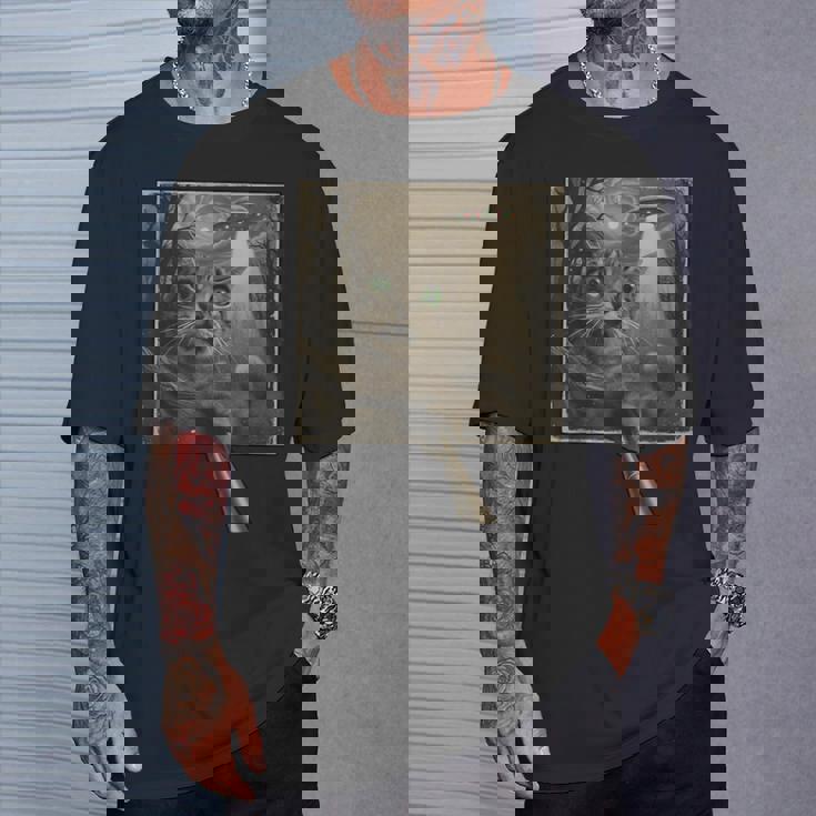 面白いsf自撮り猫とエイリアンビジターの不気味な瞬間。 Tシャツ 彼への贈り物