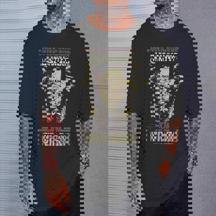 面白い幸せはガンスモークを何度も見ていることです Tシャツ 彼への贈り物