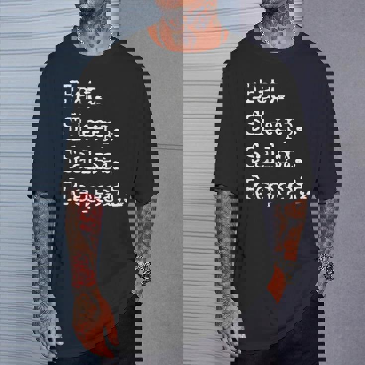 食べる。寝る。サルサ。繰り返す。 Tシャツ 彼への贈り物