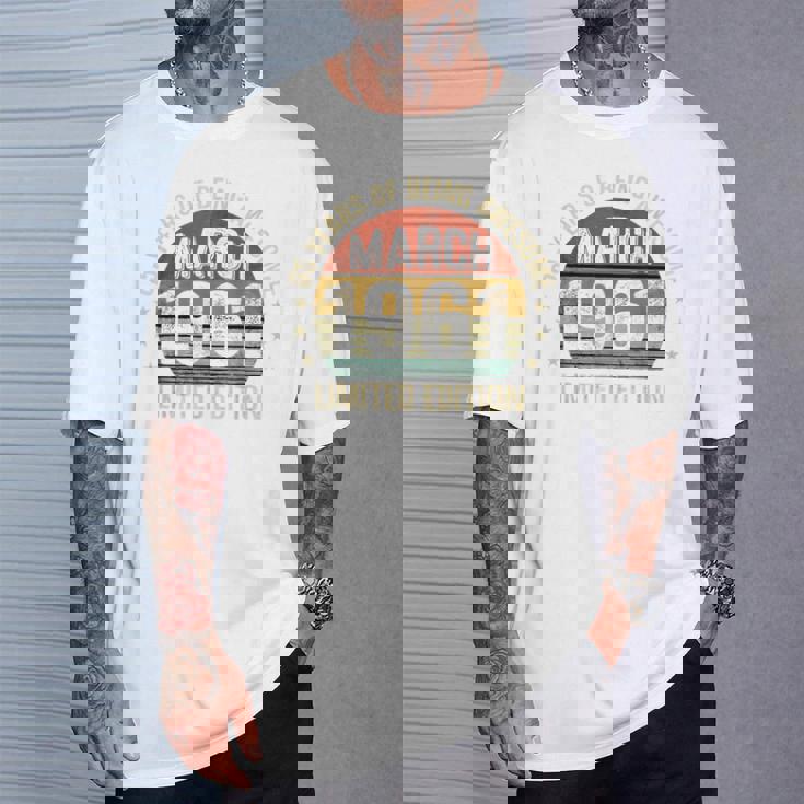 1961年3月の誕生日記念限定版ヴィンテージ65歳。 Tシャツ 彼への贈り物
