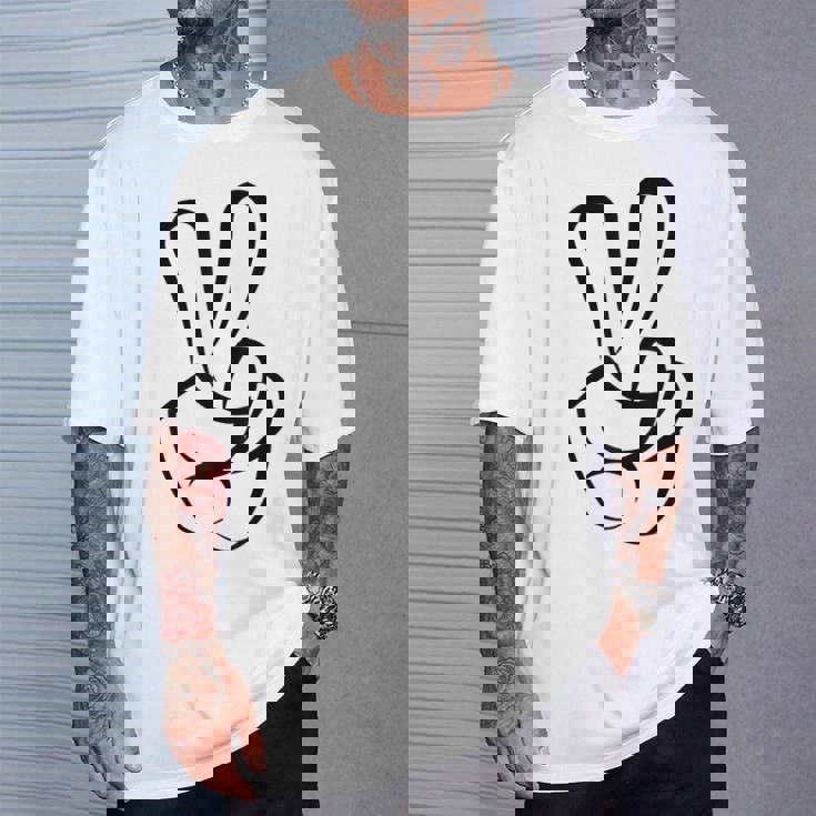 2本指 ピースサイン キュート ビクトリー ハンド ジェスチャー ピースシンボル Tシャツ 彼への贈り物