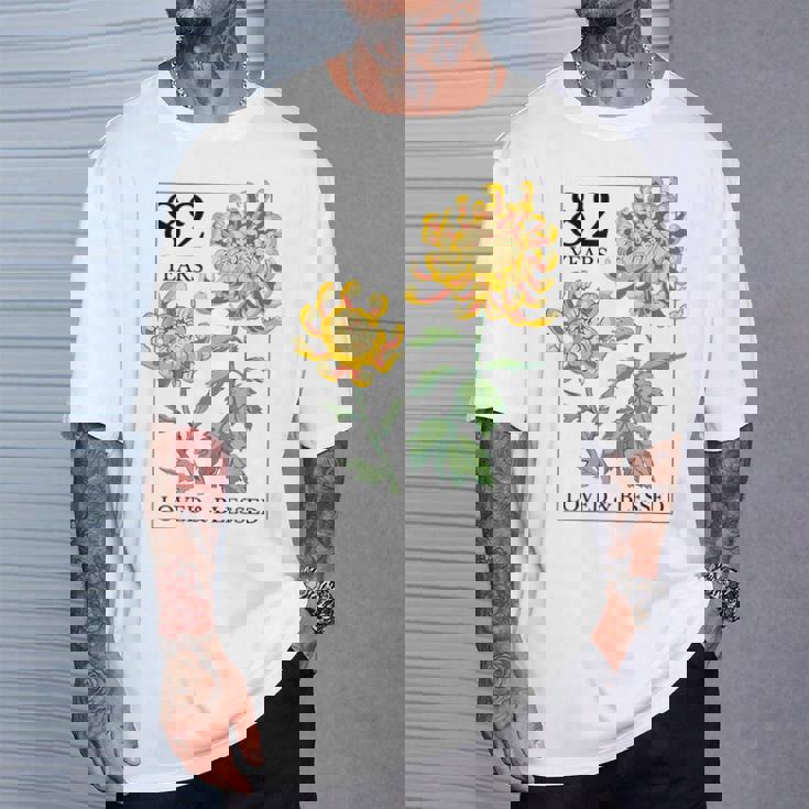 82 Years Loved And Blessed 花柄 フラワースタンプ 82歳の誕生日 Tシャツ 彼への贈り物