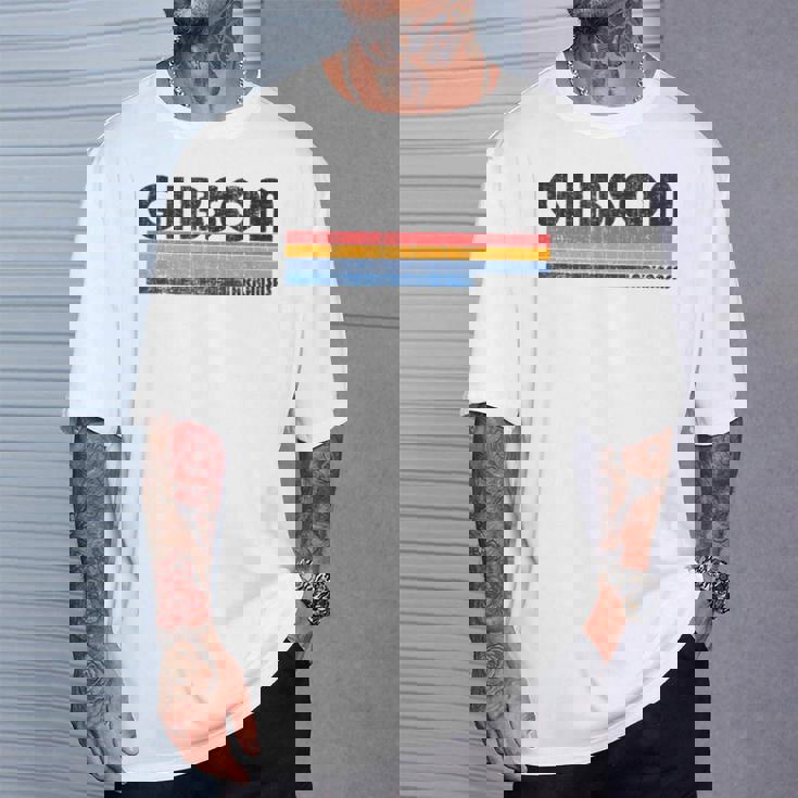 Arの故郷の誇りをこのレトロな70年代80年代でギブソンに見せましょう Tシャツ 彼への贈り物