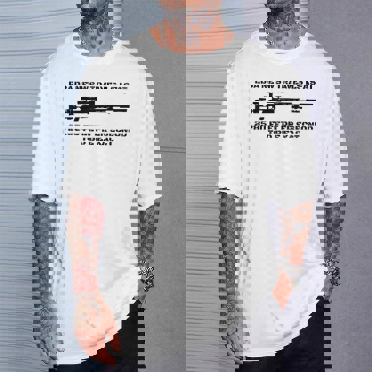 Bad News スナイパーライフル アーミー ジョーク ミリタリー ユーモア Tシャツ 彼への贈り物